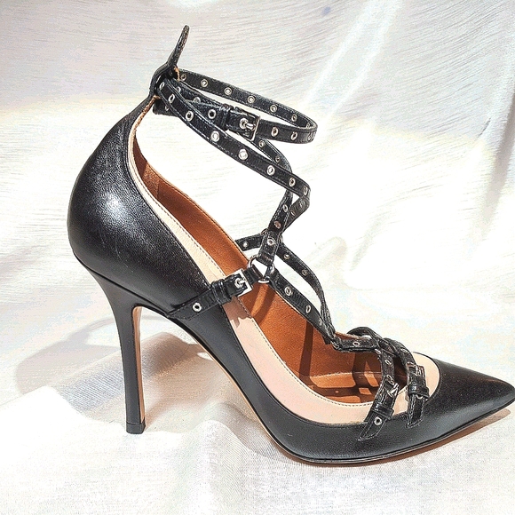 Valentino Shoes - Valentino strappy pumps black/tan. NEW!